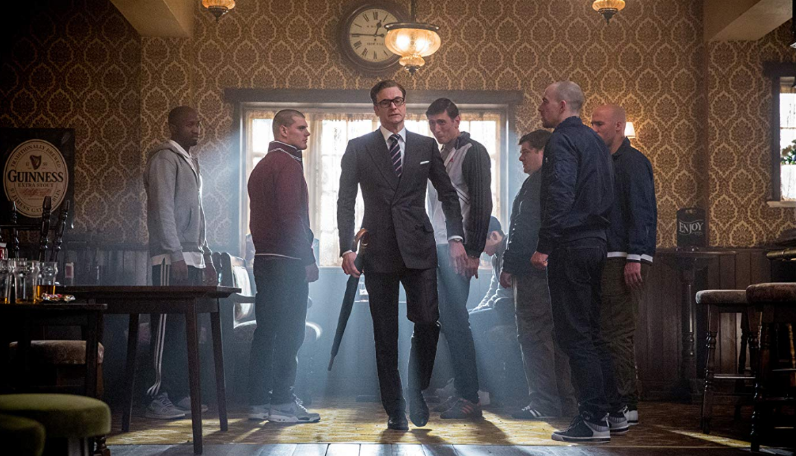 Colin Firth et des figurants dans un bar pour Kingsman: Services Secrets